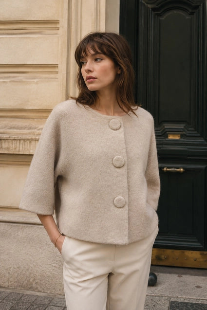 Kurze Strickjacke mit großen Knöpfen