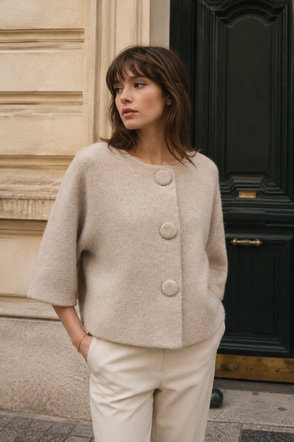 Kurze Strickjacke mit großen Knöpfen