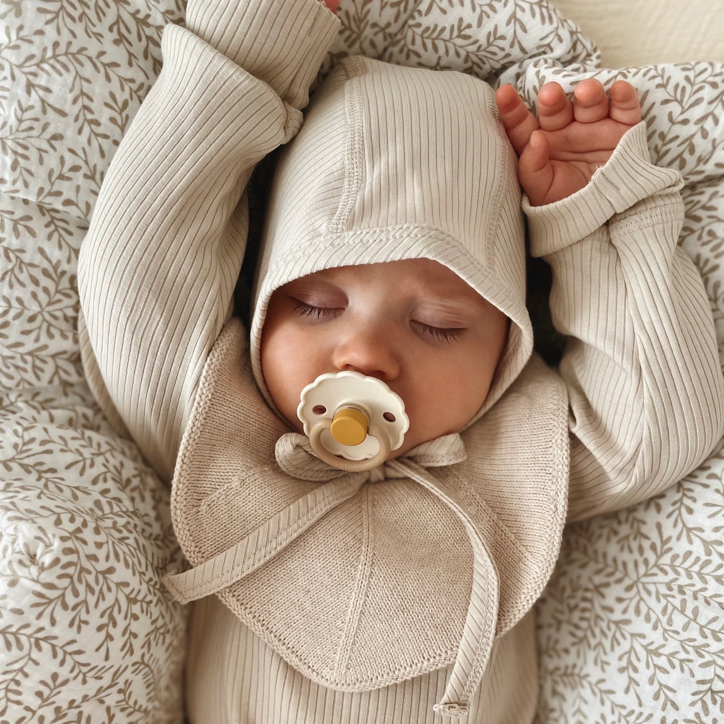 Strick-Sabberlätzchen beige