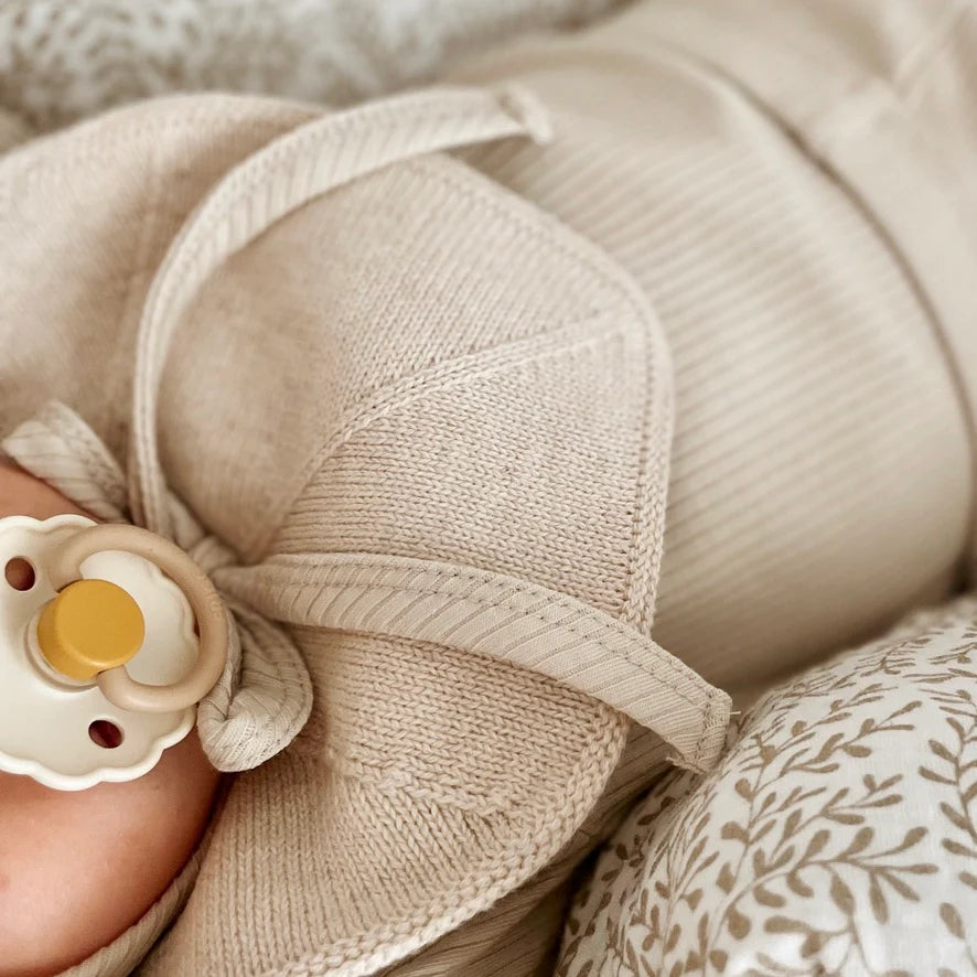 Strick-Sabberlätzchen beige